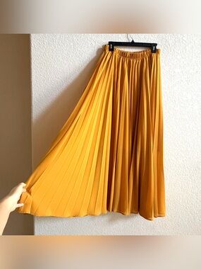 Juliette Hogan Women’s size 12 Yellow Maxi Skirt Pleated Pull On Mamma Mia Donna